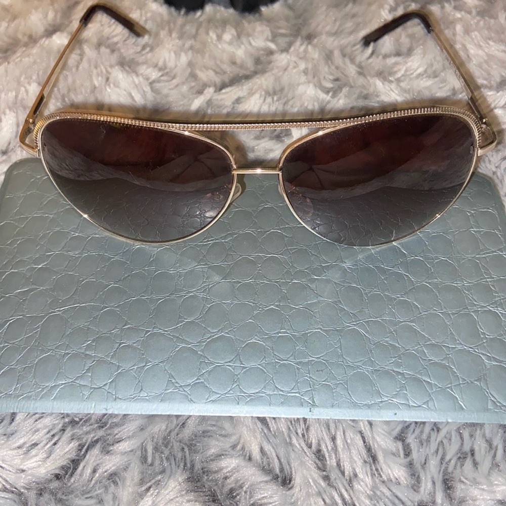 Gold rimmed sunglasses 🕶️